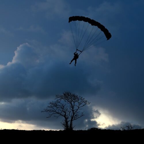 Skoki spadochronowe – jakim sposobem szykować się do tego rodzaju działalności