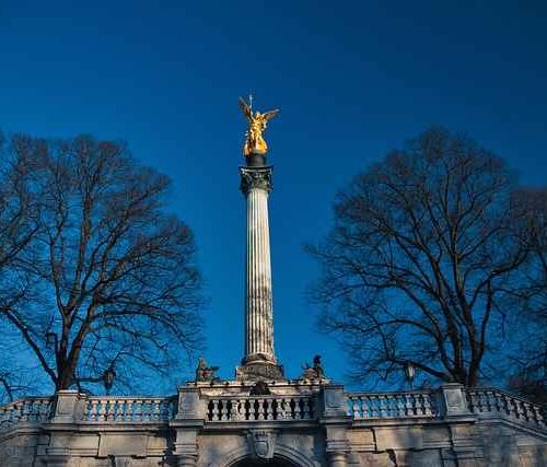 Kiedy wymagana jest kategoria BE do holowania przyczepy – aktualne limity i przykłady